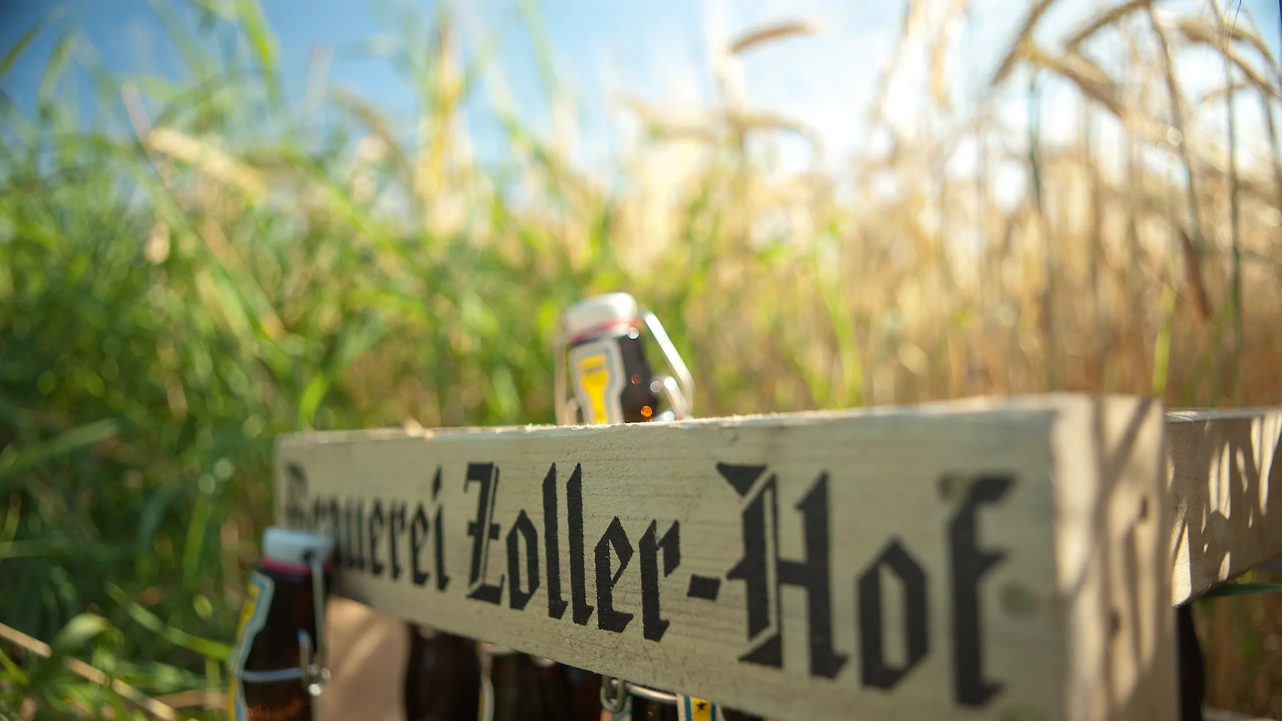 Holzkiste Brauerei Zoller-Hof mit Bier auf Weizenfeld